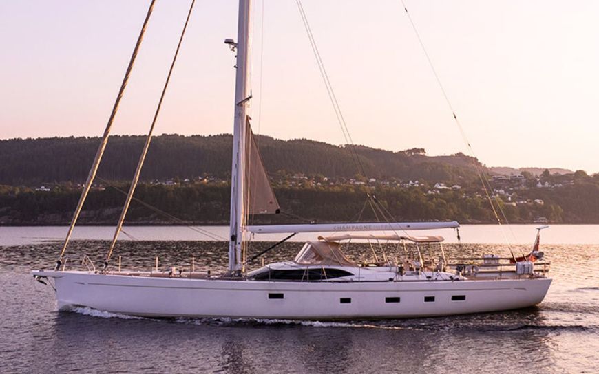 Oyster 825  CHAMPAGNE HIPPY : Nouvelles photos disponibles !